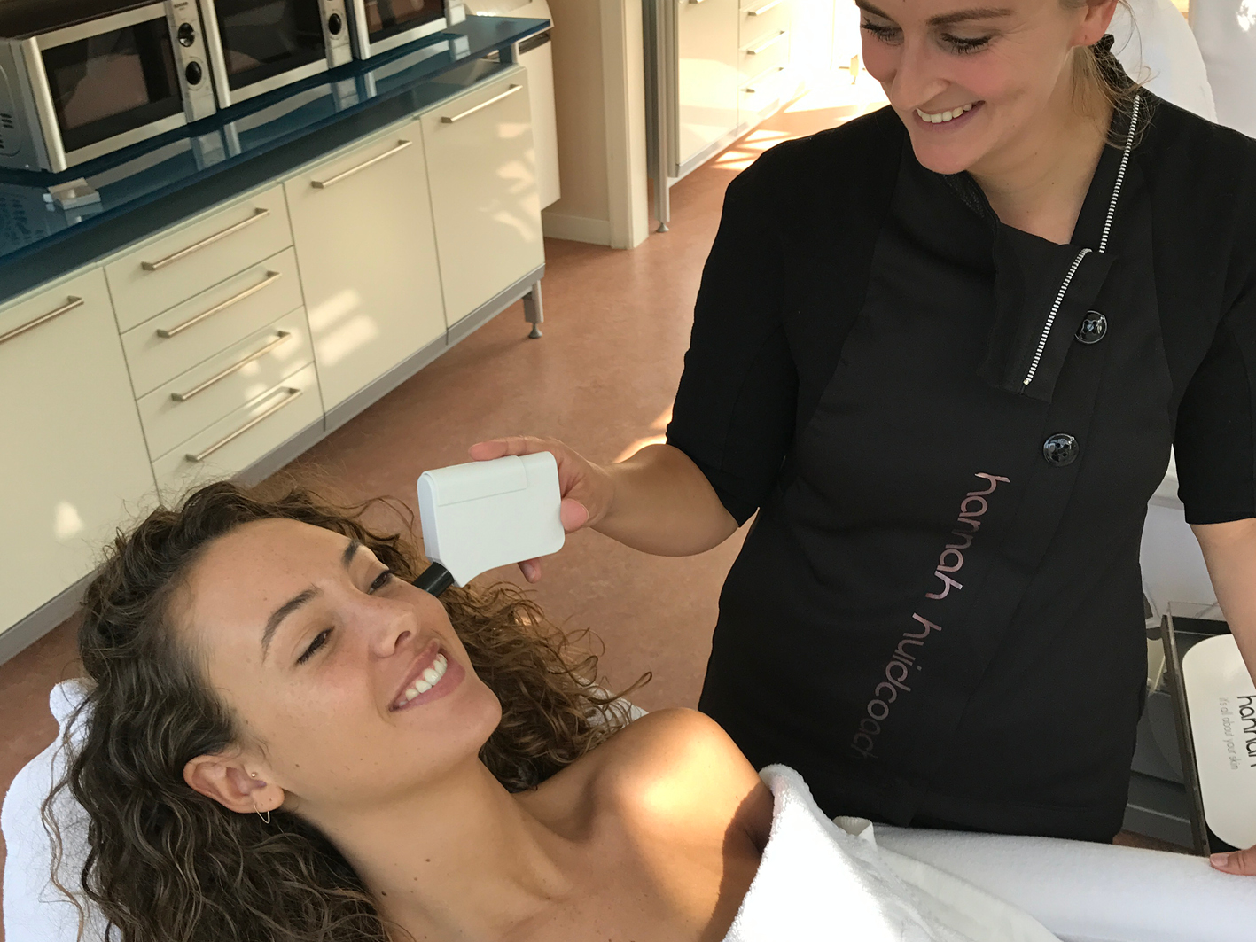 Zoey Ivory op bezoek bij huidcoach Amber - Zoey Ivory Miss Nederland 2016 - kom alles te weten over de huid - huidverbetering - hannah huidcoach
